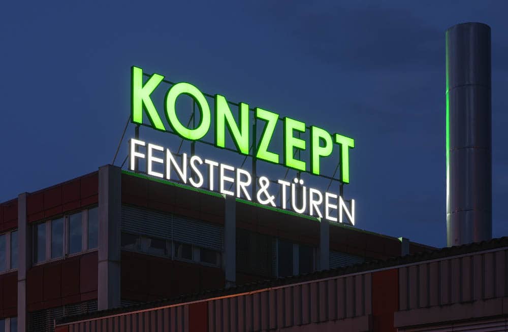 Gebäudebeschriftung Leuchtschrift Konzept Fenster und Türen