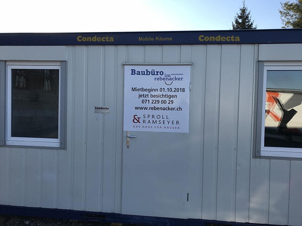 Türbeschriftung am Baucontainer mit wichtigen Informationen für Interessierte
