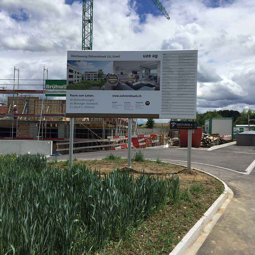 Werbeblache an der Baustelle informiert über das Bauprojekt