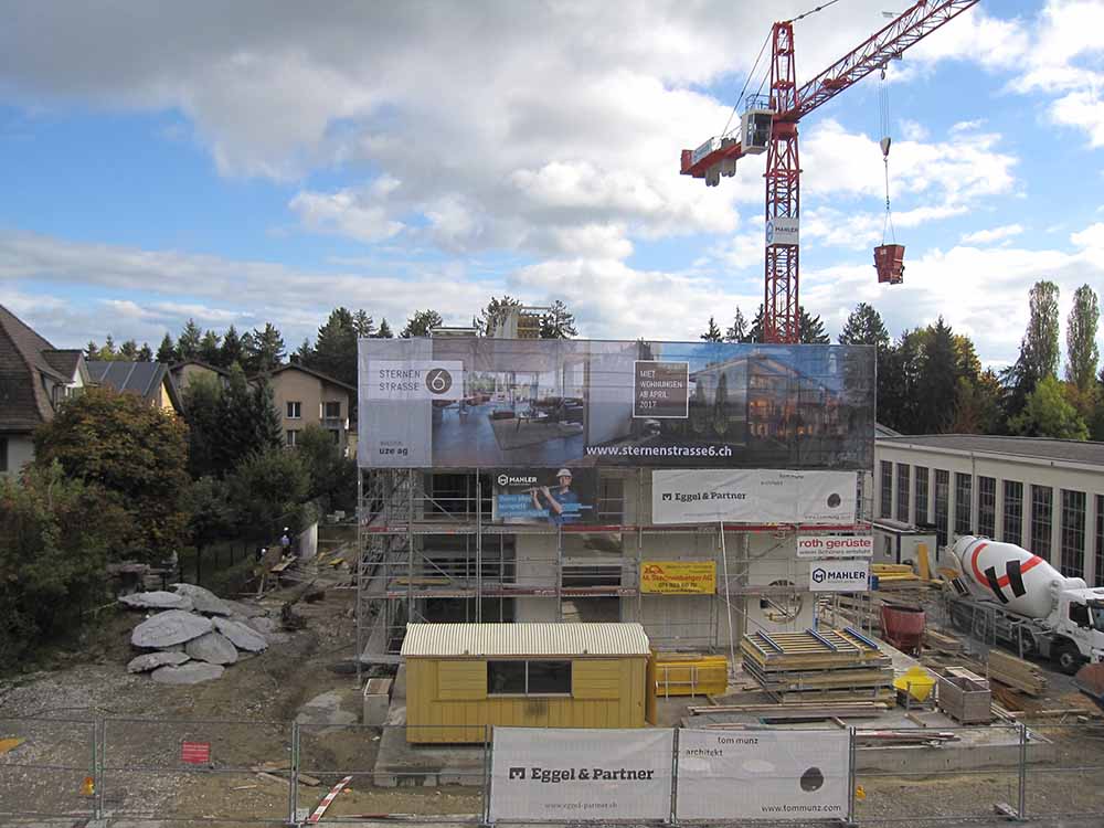 Werbemash am Gerüst informiert über das gesamte Bauprojekt