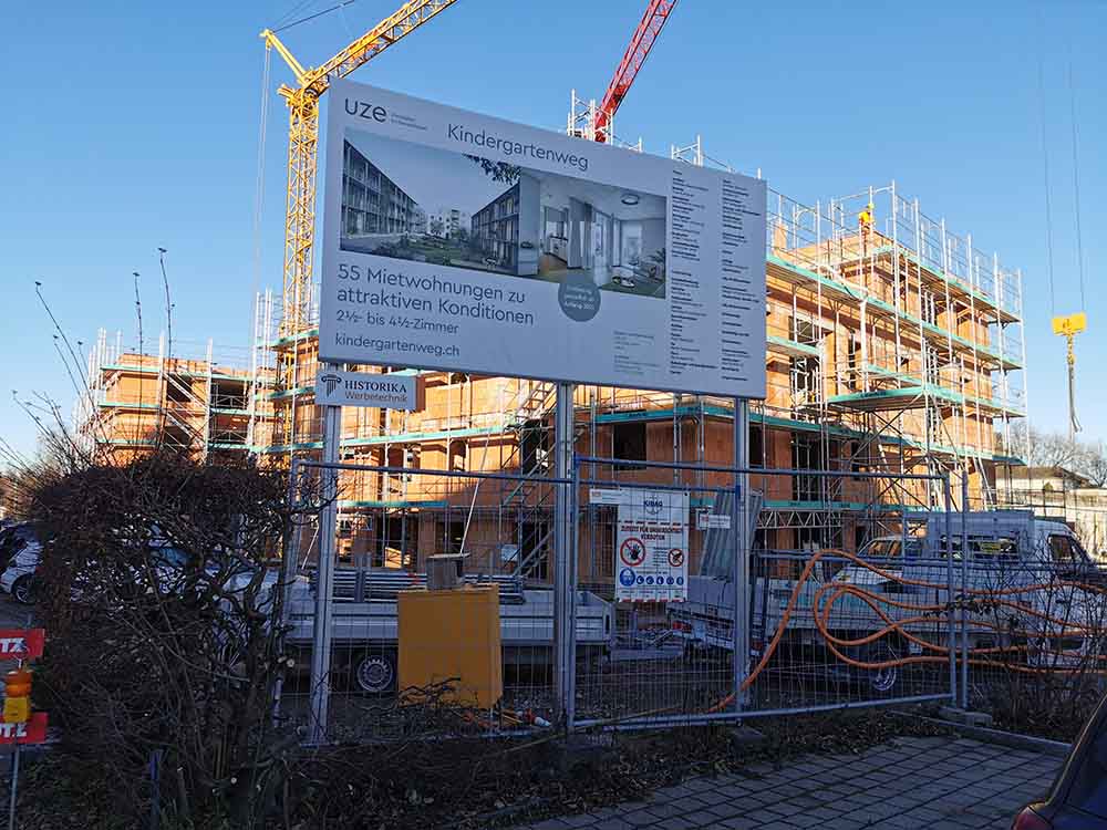 Werbeblache an der Baustelle informiert über das Bauprojekt