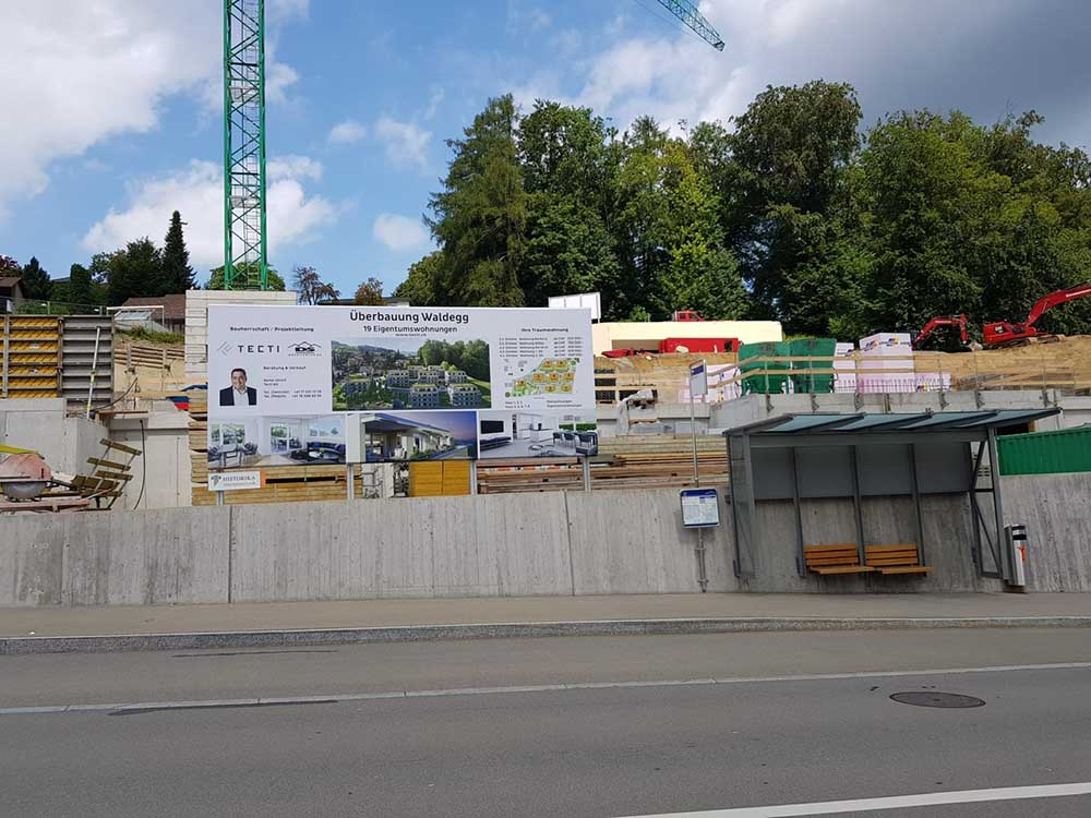 Werbeblache an der Baustelle zeigt die fertige Ueberbauung