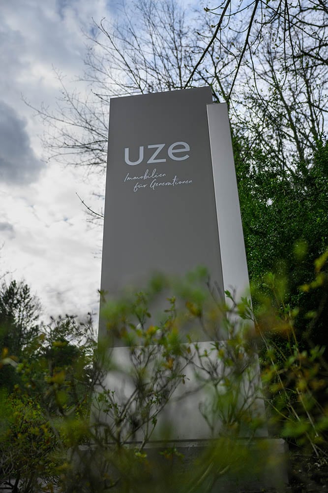 Outdoor Pylon uze AG